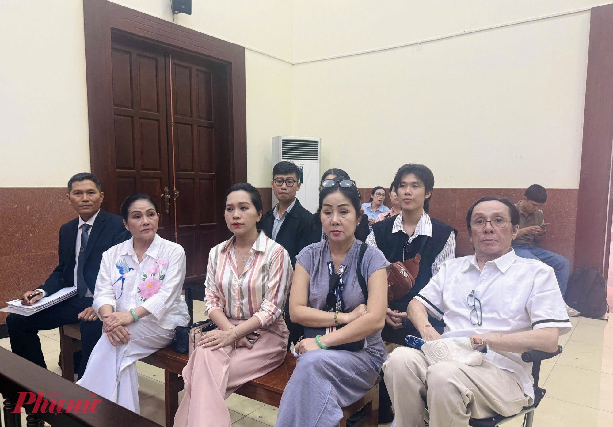 Bà Hồng Nhung (áo trắng), ca sĩ Hồng Phượng, bà Kim Thoa (áo tím) và ông Võ Thành Nhiêu (bìa phải) tại phiên toà vào chiều 23/6