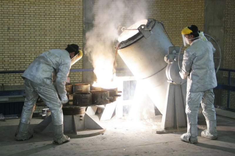 Các kỹ thuật viên làm việc bên trong một cơ sở chuyển đổi uranium ở Isfahan, Iran - Ảnh: Getty Images