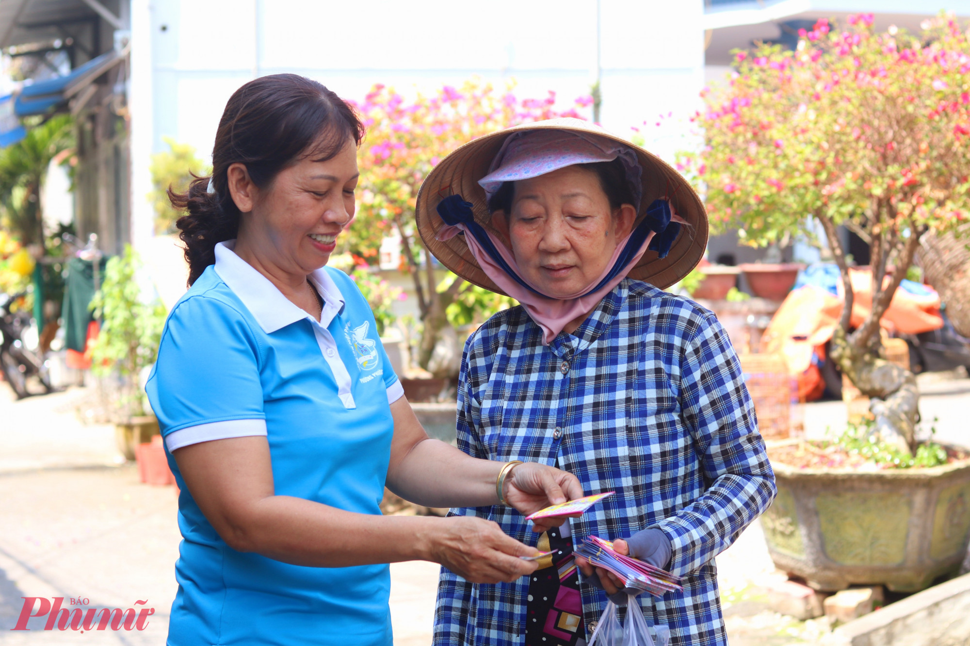 Bà Đành (bìa phải) cho biết rất an tâm khi được sống trong môi trường khu nhà trọ an toàn và thân thiện - Ảnh: Thảo Nguyên