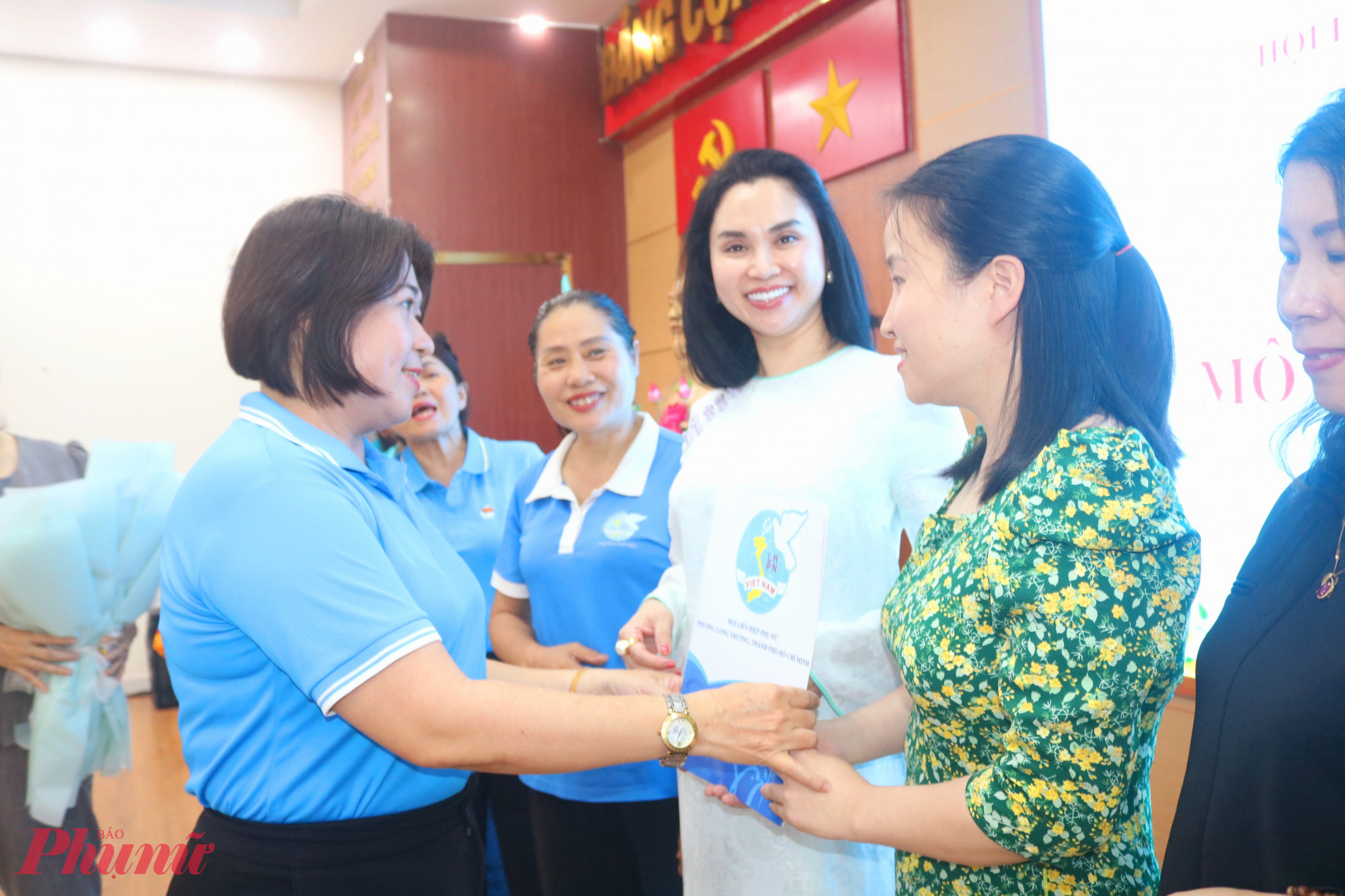 Bà Nguyễn Thị Như Thảo – Phó chủ tịch Ủy ban MTTQ Việt Nam phường Long Trường, Chủ tịch Hội LHPN phường – trao quyết định thành lập mô hình “Chi hội Phụ nữ số” - Ảnh: Mẫn Nhi