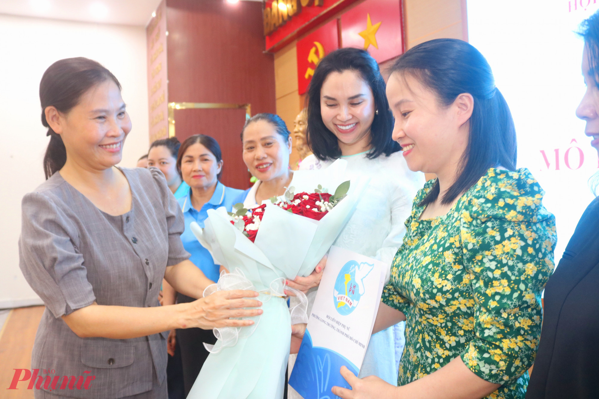 Bà Lê Thị Kim Thu – Phó chủ tịch Hội LHPN TPHCM – dự lễ ra mắt mô hình và trao hoa chúc mừng đến các thành viên mô hình “Chi hội Phụ nữ số” phường Long Trường - Ảnh: Mẫn Nhi
