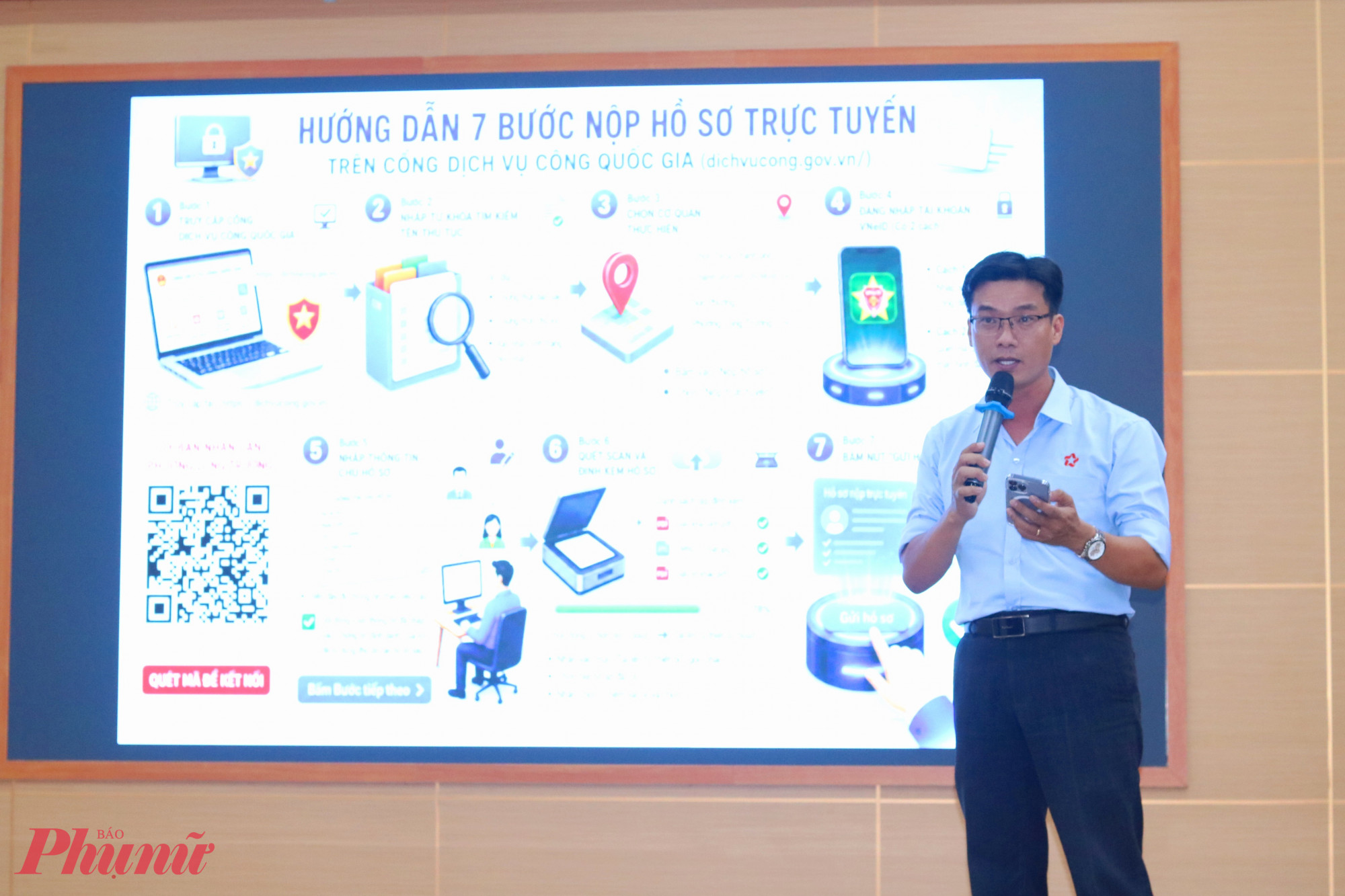 Ông Nguyễn Hồng Vũ - chuyên viên Trung tâm Phục vụ hành chính công phường Long Trường – thông tin đến các chị em về quy trình cơ bản khi thực hiện thủ tục hành chính tại trung tâm - Ảnh: Mẫn Nhi