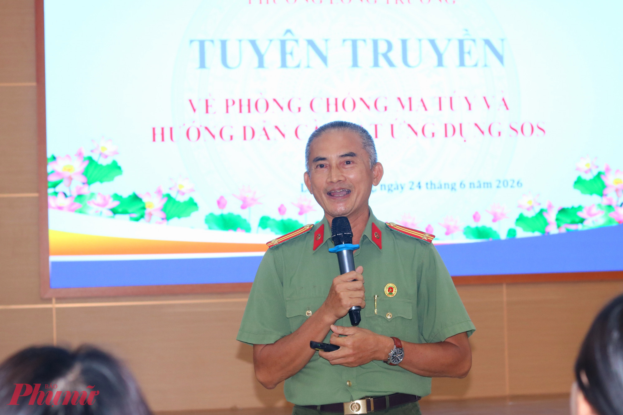 Trung tá Nguyễn Thanh Bình – tuyên truyền viên TPHCM – chia sẻ với chị em về các tác hại của ma túy và kỹ năng phòng, chống ma túy - Ảnh: Mẫn Nhi