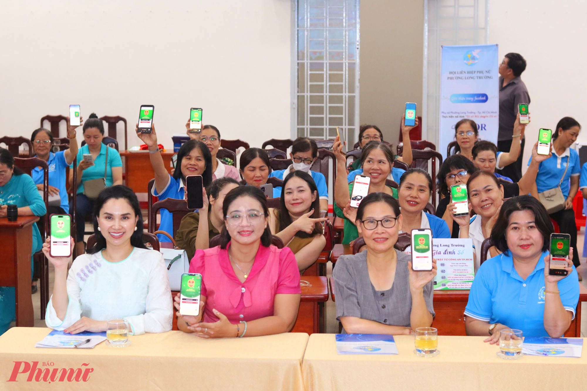 Đại biểu dự lễ ra mắt mô hình đã cùng cài đặt ứng dụng SOS An ninh trật tự - Công an TPHCM - Ảnh: Mẫn Nhi