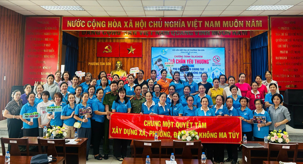 Chương trình được tổ chức nhằm nâng cao nhận thức, trách nhiệm của cán bộ, hội viên phụ nữ và Nhân dân trong công tác phòng, chống ma túy, HIV/AIDS; đồng thời phát huy vai trò của phụ nữ trong việc xây dựng môi trường sống an toàn, lành mạnh, góp phần giữ gìn bình yên cho mỗi gia đình và cộng đồng dân cư. Ảnh: ML