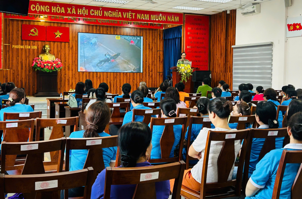 Trung tá, Thạc sĩ Bùi Thái Đức - Chuyên viên chính Phòng Tham mưu Công an TPHCM - tuyên truyền về phòng, chống ma tuý đến hội viên phụ nữ. Ảnh: ML