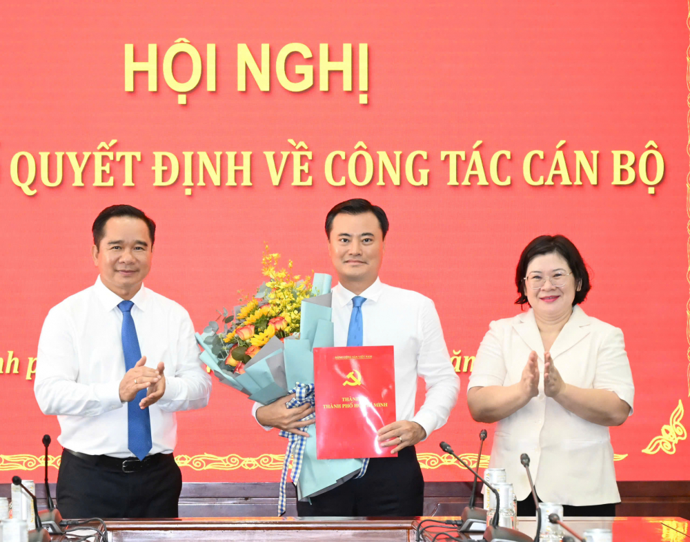Ông Bùi Xuân Cường nhận Quyết định giữ chức Bí thư Đảng ủy phường Sài Gòn nhiệm kỳ 2025-2030. Ảnh: Việt Dũng