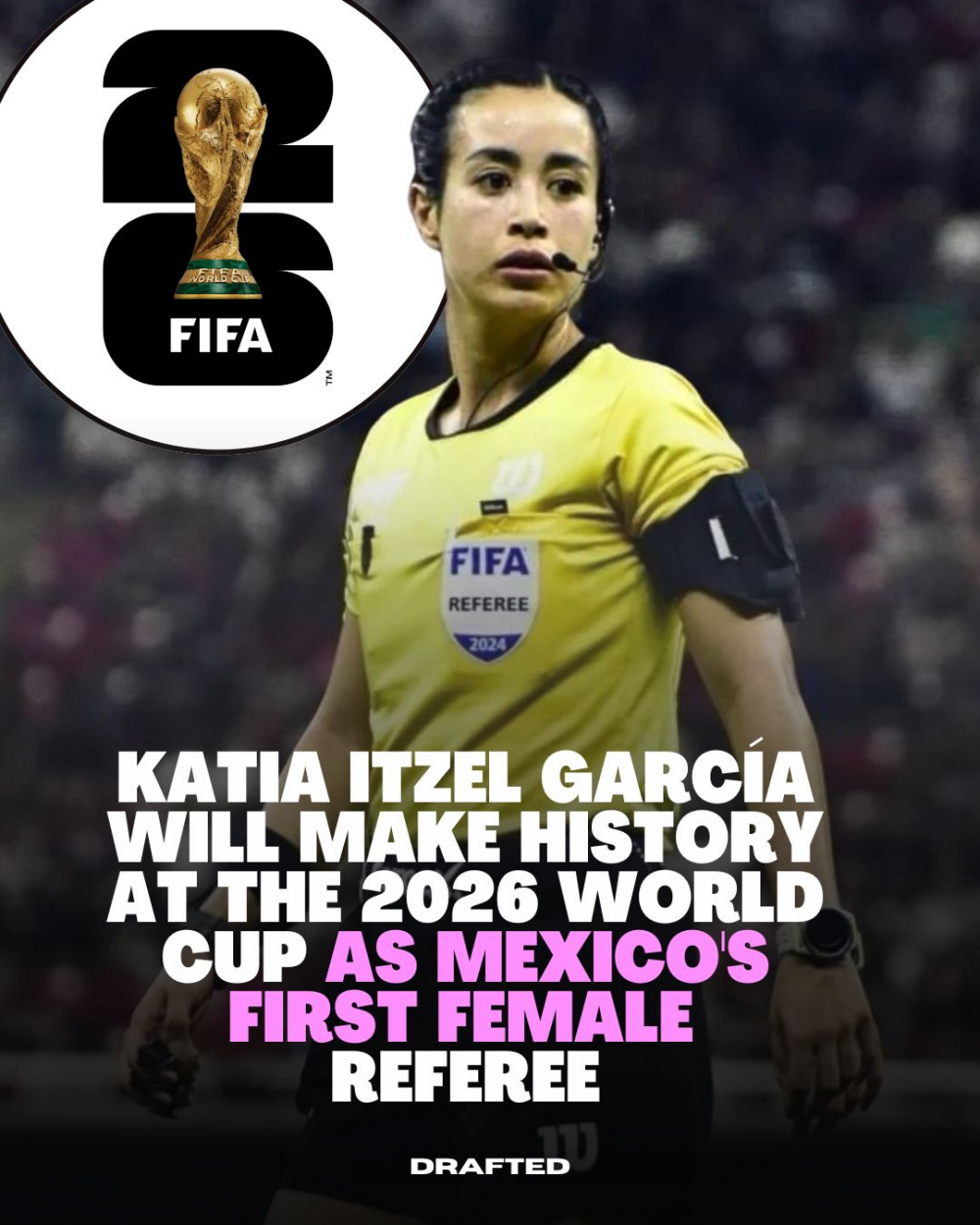 Katia Itzel García đã làm nên lịch sử vào năm 2024 khi trở thành người phụ nữ đầu tiên cầm còi một trận đấu của đội tuyển nam của Mỹ trong trận thắng Panama - Ảnh: Instagram