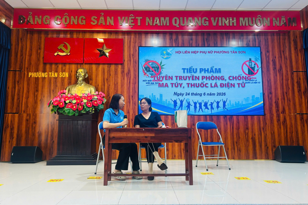 Cán bộ, hội viên phụ nữ diễn tiểu phẩm giúp người tham dự dễ dàng nhận diện các dấu hiệu, nguy cơ liên quan đến tệ nạn ma túy và nâng cao kỹ năng xử lý khi gặp phải