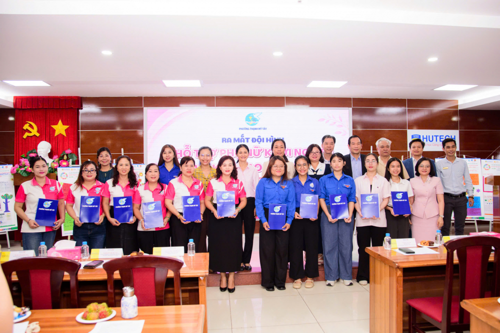 Hội LHPN phường cũng ra mắt Đội hình “Hỗ trợ Phụ nữ Khởi nghiệp và Kiến tạo Kinh tế” gồm cán bộ Hội, chi hội trưởng phụ nữ, phụ nữ khởi nghiệp tiêu biểu và lực lượng nữ thanh hỗ trợ chuyển đổi số
