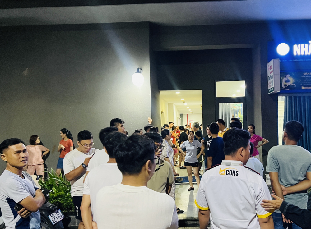 Cư dân Bcons Garden tập trung dưới khu vực phòng camera yêu cầu trích xuất xem xe máy của 'người lạ' vì sao ra vào chung cư mà không cần thẻ vào tối 11/6 - Ảnh: Cư dân cung cấp.