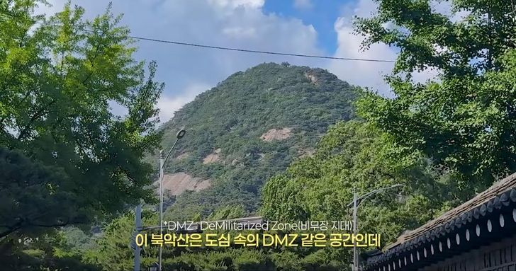 Phía Nam có núi Namsan, phía Đông là núi Naksan, phía Tây có núi Inwang và phía Bắc có núi Bugak