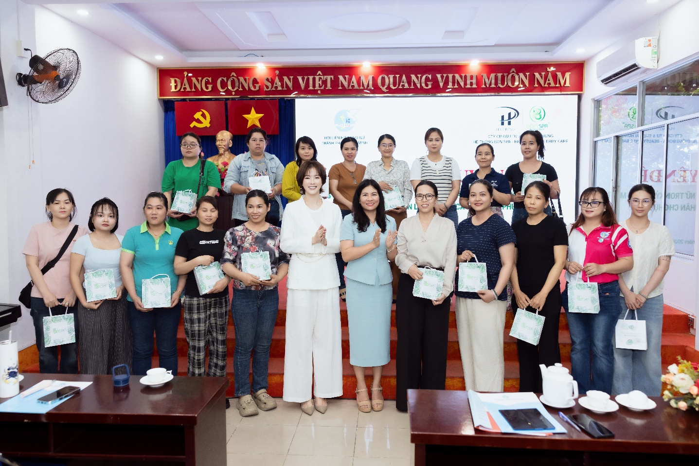 Bà Nguyễn Thị Trang Phương - Founder & CEO BON Spa trao tặng học bổng đào tạo nghề toàn phần cho hội viên phụ nữ - Ảnh: H.T