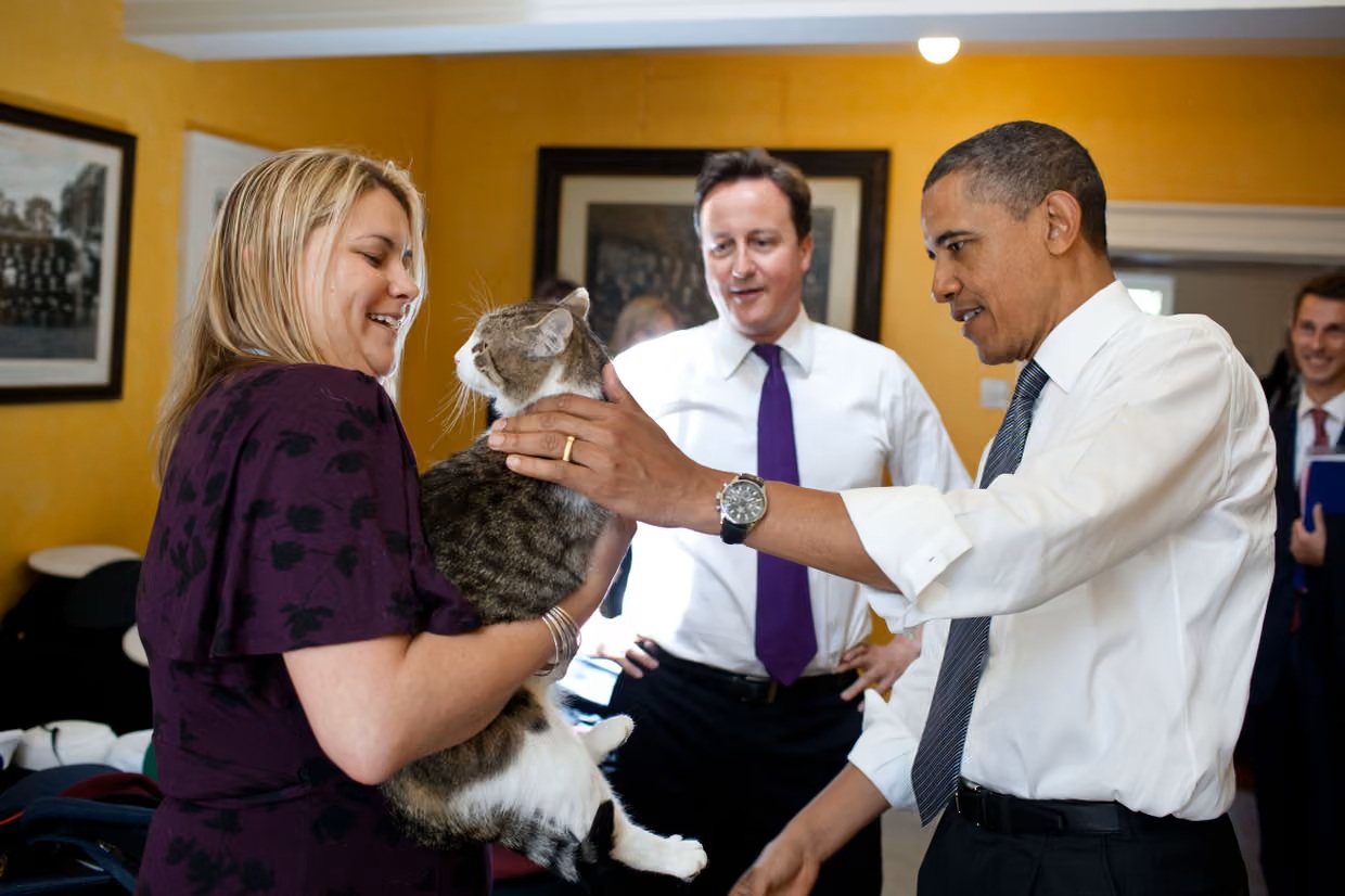 Larry diện kiến Tổng thống Mỹ Barack Obama (phải) năm 2011 cùng Thủ tướng Anh David Cameron (giữa) - Ảnh: White House Photo/Alamy