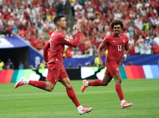 CR7 ghi bàn ở kỳ World Cup thứ 6 liên tiếp, Bồ Đào Nha hạ Uzbekistan 5-0 Ronaldo lập cú đúp giúp Bồ Đào Nha thắng Uzbekistan 5-0, trở thành cầu thủ đầu tiên ghi bàn ở 6 kỳ World Cup liên tiếp