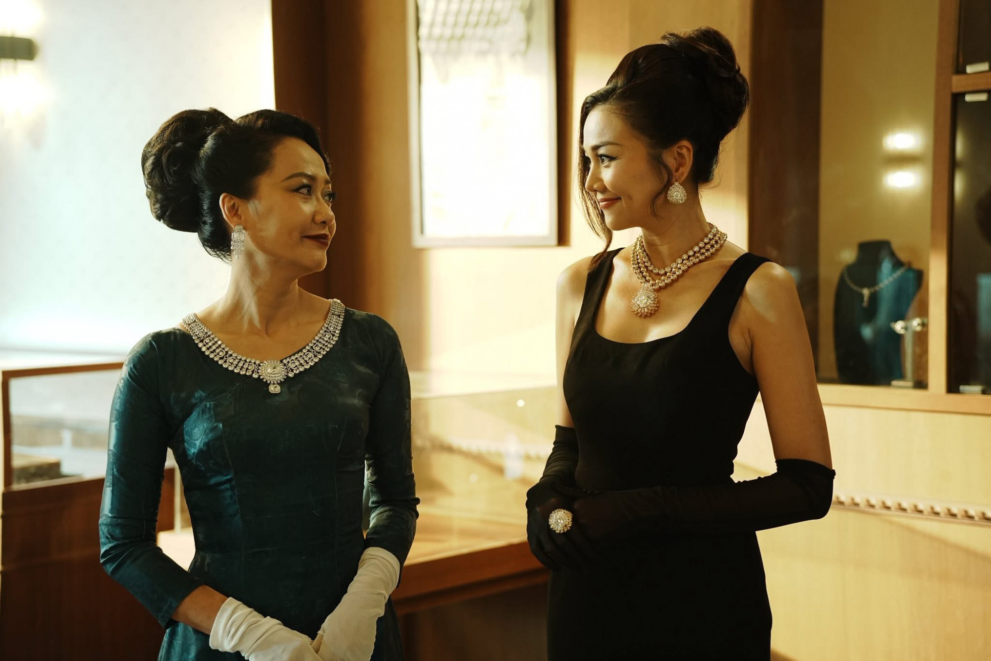 Lấy cảm hứng từ vẻ đẹp Sài Gòn thập niên 60, ê-kíp phục trang và hóa trang đã dành rất nhiều thời gian nghiên cứu những biểu tượng thời trang của một giai đoạn đặc biệt. Từ kiểu tóc, cách trang điểm cho đến từng chiếc áo dài đều được chăm chút để không chỉ đẹp mà còn kể câu chuyện về người phụ nữ mặc nó.  Madame Sắc, xuất hiện 90% là trang phục áo dài, áo dài với bà không đơn thuần là trang phục. Đó là quyền lực, là vị thế, là niềm kiêu hãnh có chút bảo thủ và đôi khi cũng là lớp vỏ che giấu những tổn thương rất đàn bà.