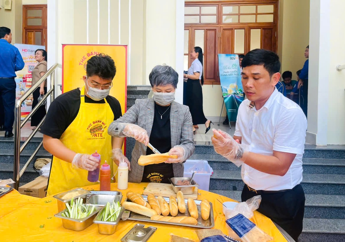 Các đơn vị chia sẻ, giới thiệu chiến dịch “Bánh mì xanh” và mô hình nhượng quyền xe bánh mì xanh 0 đồng.