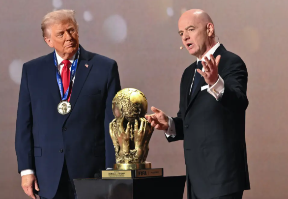 Tổng thống Mỹ Donald Trump nhìn nhận Giải thưởng Hòa bình FIFA từ Chủ tịch FIFA Gianni Infantino POOL / AFP qua Getty Images