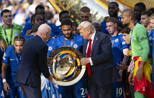 Gianni Infantino và Donald Trump trao Club World Cup cho Reece James của Chelsea vào năm 2025. Ông Infantino cho biết ông Trump sẽ cùng ông giới thiệu World Cup nam vào mùa hè này. Ảnh: Anadolu / Getty Images