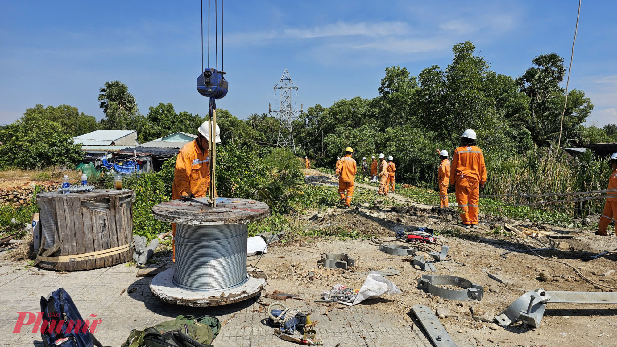 Tổng Công ty Điện lực miền Nam khắc phục sự cố tạm thời đứt cáp ngầm đường dây điện 110kV Hà Tiên - Phú Quốc - Ảnh Phú Hữu