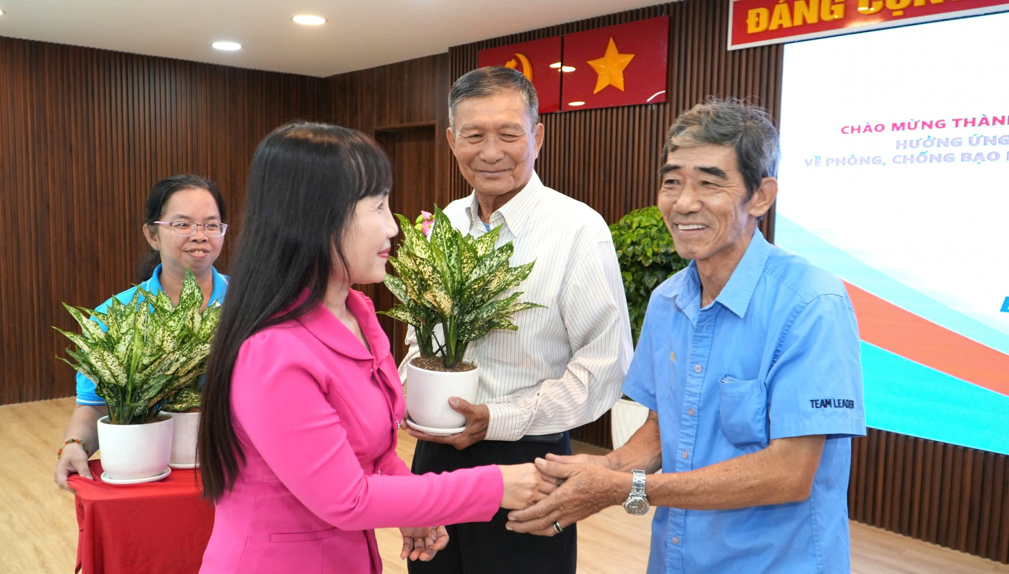 Bà Trịnh Thị Thanh - Phó chủ tịch thường trực Hội LHPN TPHCM - tặng cây xanh chúc mừng hội viên danh dự tham gia tổ chức Hội - Ảnh: T. Thư