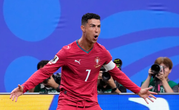 Ronaldo ăn mừng quen thuộc sau khi ghi bàn vào lưới Uzbekistan