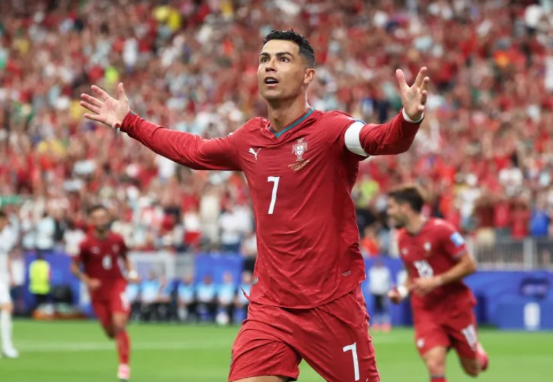 Ronaldo và quyền lực của một biểu tượng Ronaldo ăn mừng chiến thắng của Bồ Đào Nha - Ảnh: Instagram