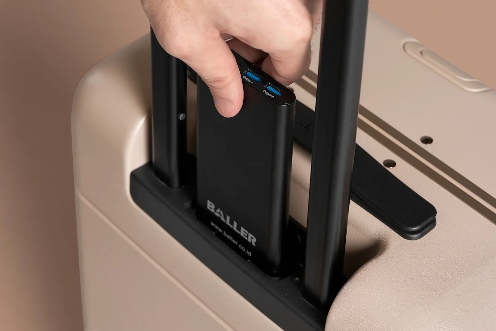 mỗi hành khách đi máy bay không được mang quá 2 sạc dự phòng (power banks) và thiết bị này phải được vận chuyển trong hành lý xách tay.Quy định mới về vận chuyển sạc dự phòng khi đi máy bay nhằm đảm bảo an toàn cho các chuyến bay (ảnh minh họa).