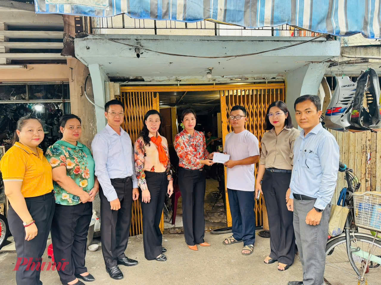 Người dân phường Gia Định bàn giao mặt bằng để dự án Nạo vét, cải tạo môi trường, xây dựng hạ tầng rạch Xuyên Tâm được triển khai đúng tiến độ - Ảnh: T.T