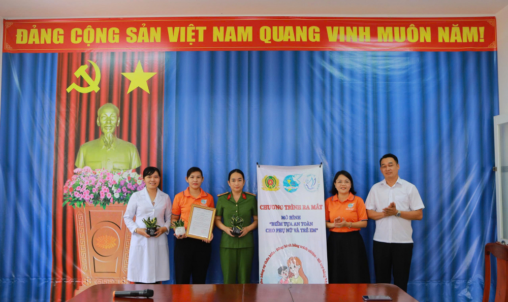 Thành viên Ban chủ nhiệm nhận quyết định thành lập mô hình “Điểm tựa an toàn cho phụ nữ và trẻ em” - Ảnh: Hội LHPN phường Bình Dương