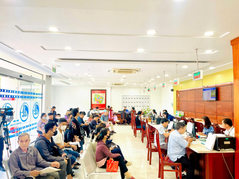 Người dân chờ làm thủ tục hành chính tại Trung tâm Phục vụ hành chính công xã Tân Nhựt. Trong tương lai gần, xã này sẽ thành phường - ẢNH: NGỌC TRĂM