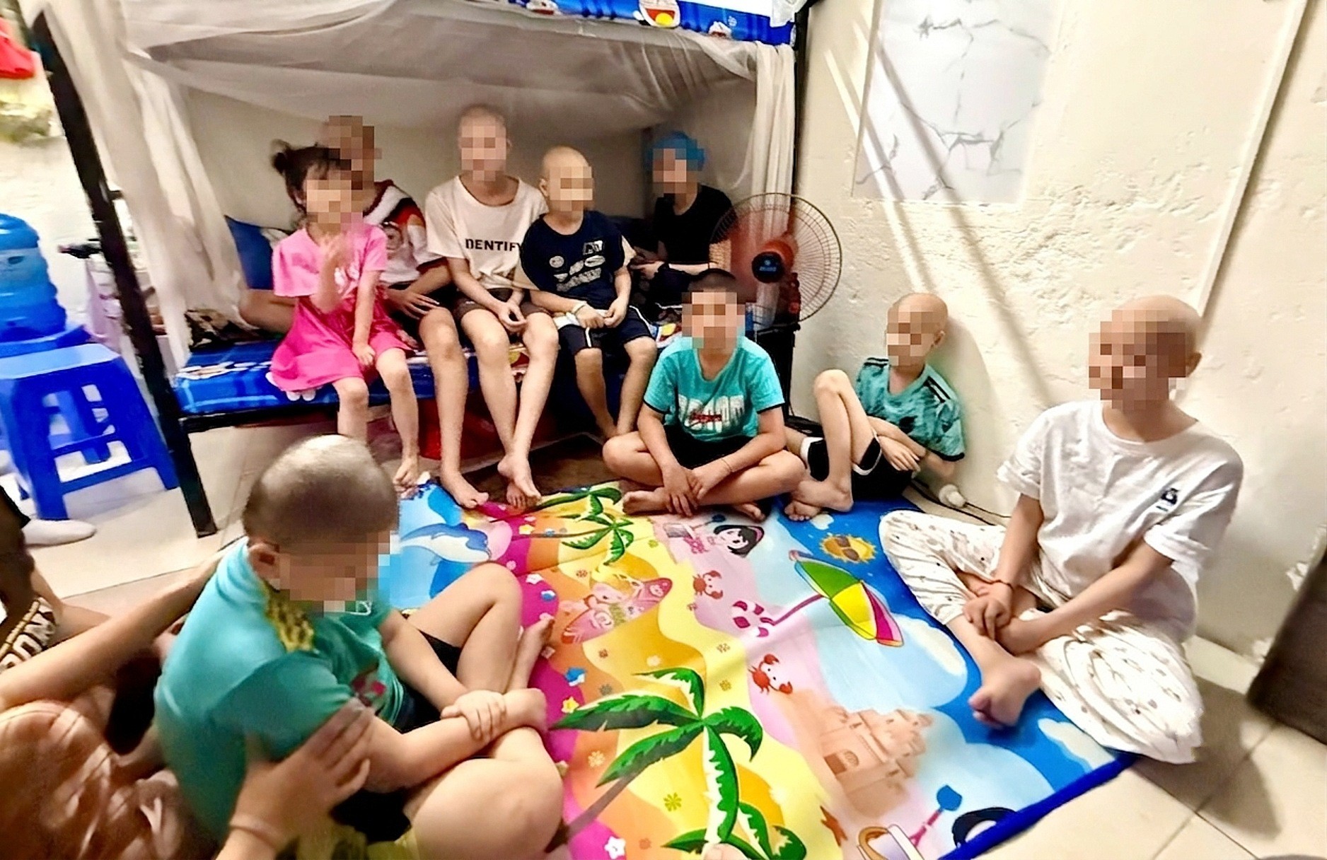 Những đứa trẻ cùng mắc bệnh hiểm nghèo, ở chung một khu nhà, ăn chung một mâm cơm. Ảnh: H.A
