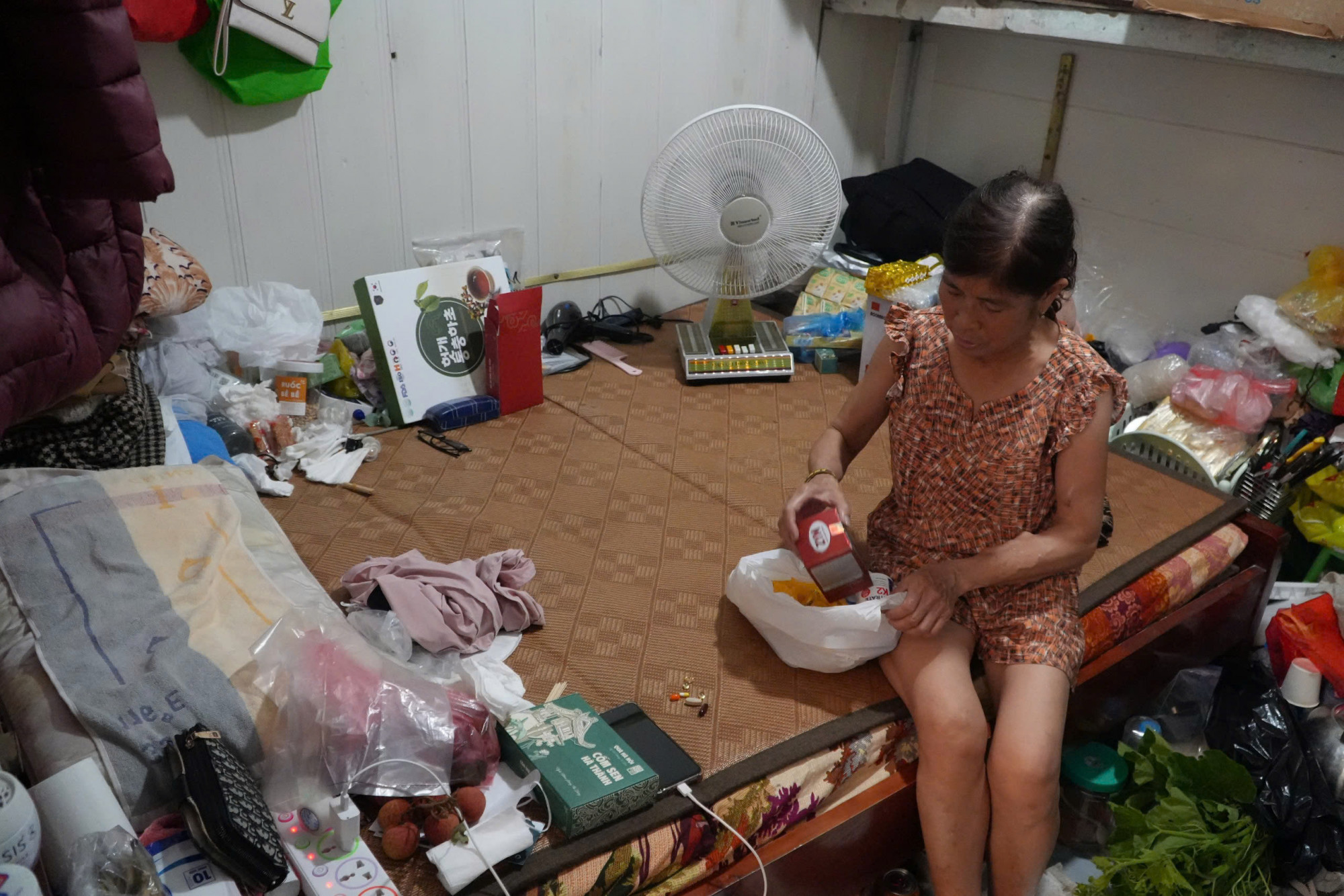 Phòng trọ chật chội, thấp, bí bức, chỉ có chiếc quạt máy nhỏ hoạt động. Ảnh: H.A