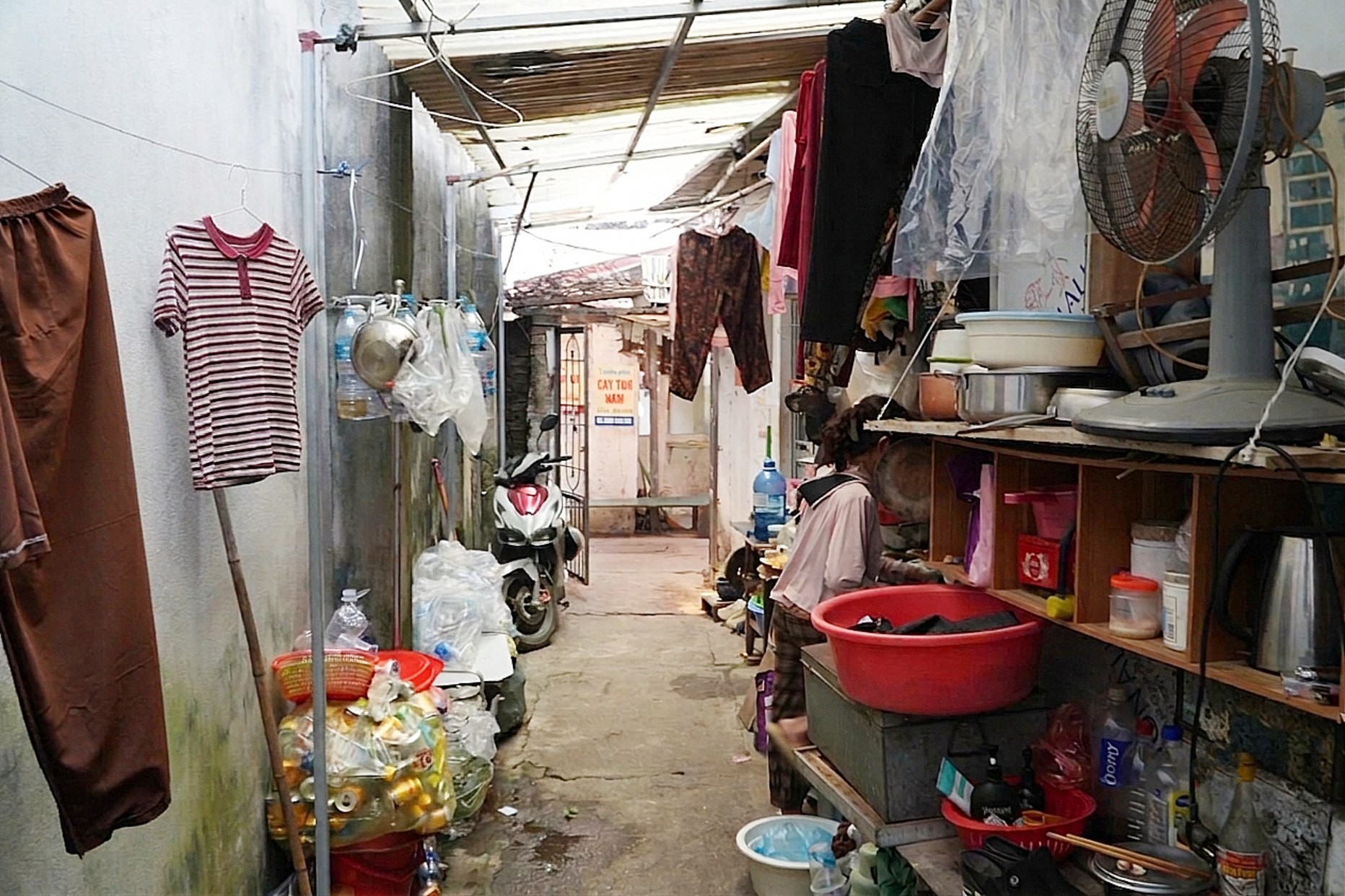 Một xóm trọ chật chội, ngột ngạt ở Hà Nội. Đây là nơi tạm trú nhiều năm tháng của những bệnh nhân mắc bệnh hiểm nghèo. Ảnh: H.A