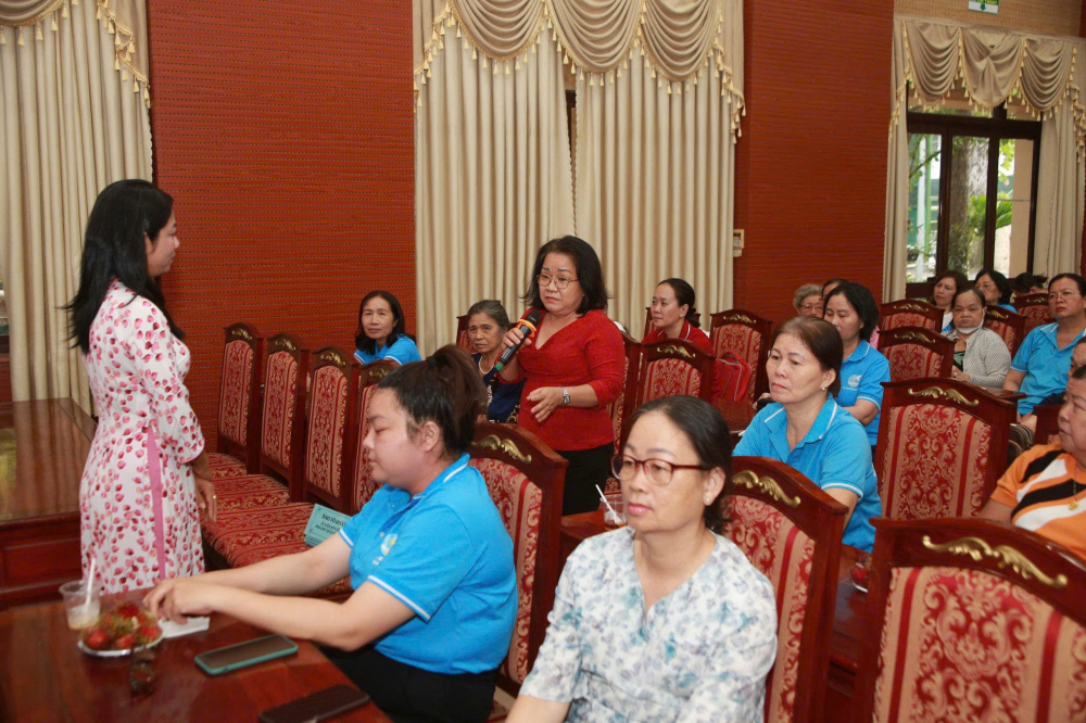 Tiến sĩ Nguyễn Thị Hồng Thắm - giảng viên Trường Đại học Thủ Dầu Một giao lưu cùng hội viên phụ nữ. Ảnh: TH