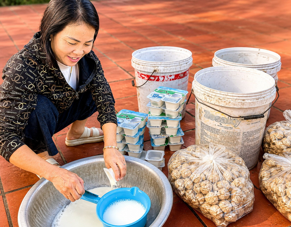 Chị Nguyễn Thị Ngọc chuẩn bị làm men vi sinh từ những nguyên liệu quen thuộc, rẻ tiền - ẢNH: Q.P.