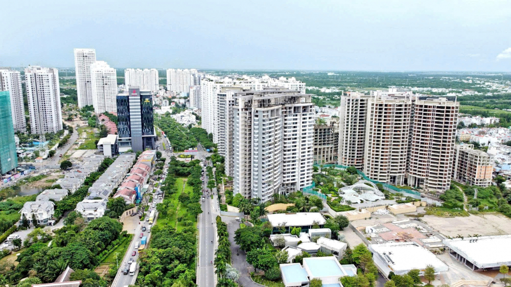 Diện mạo của xã Nhà Bè thay đổi nhanh chóng nhờ các công trình giao thông và cao ốc - ẢNH: HUỲNH NGỌC QUÝ