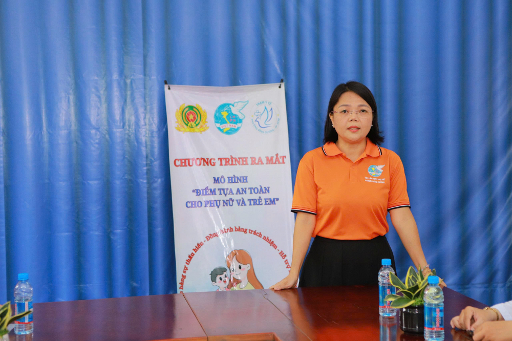 Phát biểu tại lễ ra mắt mô hình, bà Nguyễn Ngọc Anh Thy – Phó chủ tịch Ủy ban MTTQ Việt Nam phường Bình Dương, Chủ tịch Hội LHPN phường – bày tỏ kỳ vọng, hoạt động của “Điểm tựa an tòa cho phụ nữ và trẻ em” sẽ góp phần nâng cao nhận thức cộng đồng về phòng, chống bạo lực gia đình, bạo lực trên cơ sở giới và xâm hại trẻ em - Ảnh: Hội LHPN phường Bình Dương