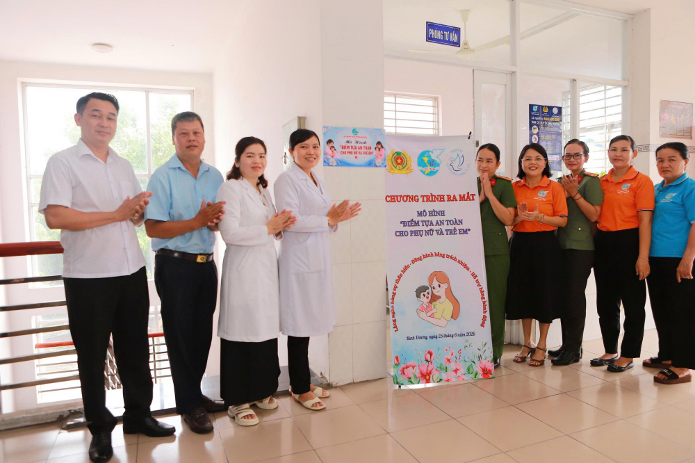 Đại diện các đơn vị cùng gỡ bảng thông tin nhận diện mô hình “Điểm tựa an toàn cho phụ nữ và trẻ em” đặt tại Trạm y tế phường - Ảnh: Hội LHPN phường Bình Dương