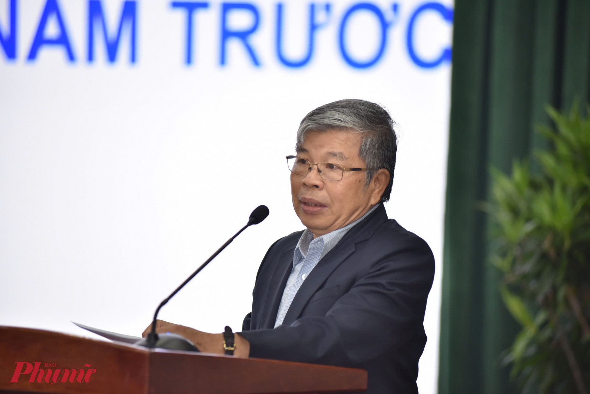 Phó giáo sư tiến sĩ Hà Minh Hồng phát biểu tham luận tại hội nghị - Ảnh: Thanh Tâm