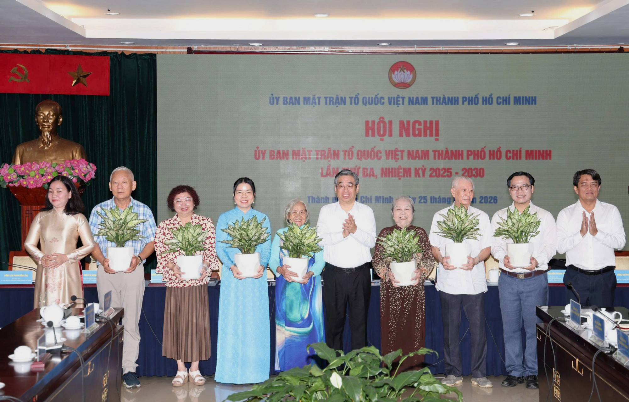 Ông Nguyễn Phước Lộc - Ủy viên Trung ương Đảng, Phó bí thư Thành ủy, Chủ tịch Ủy ban MTTQ Việt Nam TPHCM - tặng cây xanh chúc mừng bà Nguyễn Thị Ngọc Xuân (thứ 3 từ trái qua) cùng các vị Ủy viên Ủy ban MTTQ Việt Nam TPHCM
