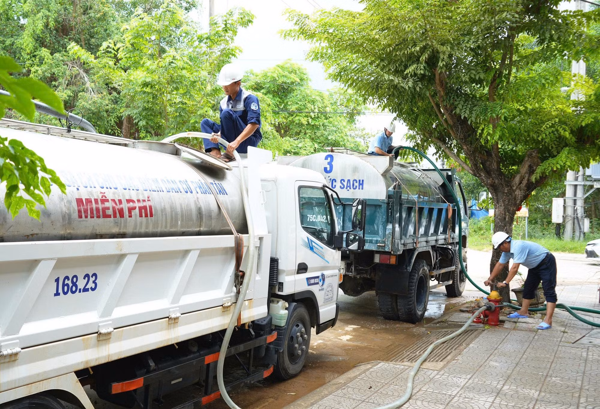 Xe bồn cấp nước cho các hộ dân tại những khu vực thiếu nước sạch ở các xã phía Nam TP Huế.