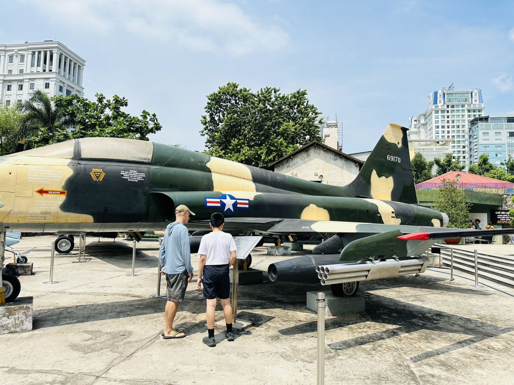 Khu vực trưng bày ngoài trời với những chiếc máy bay, xe tăng và trực thăng quân sự