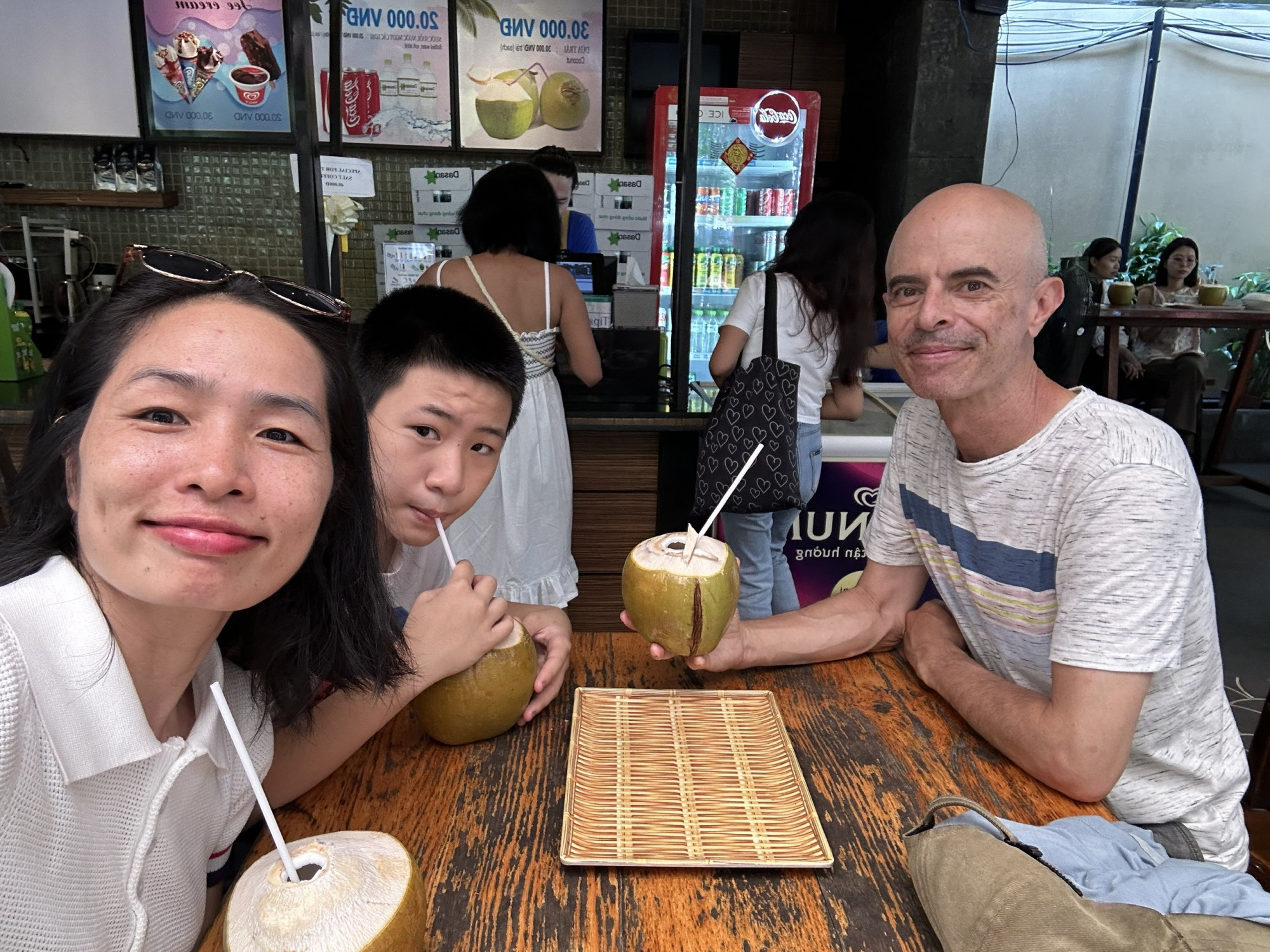 Nước dừa, thức uống dân dã có thể xua đi cái nóng ban trưa Sài Gòn.