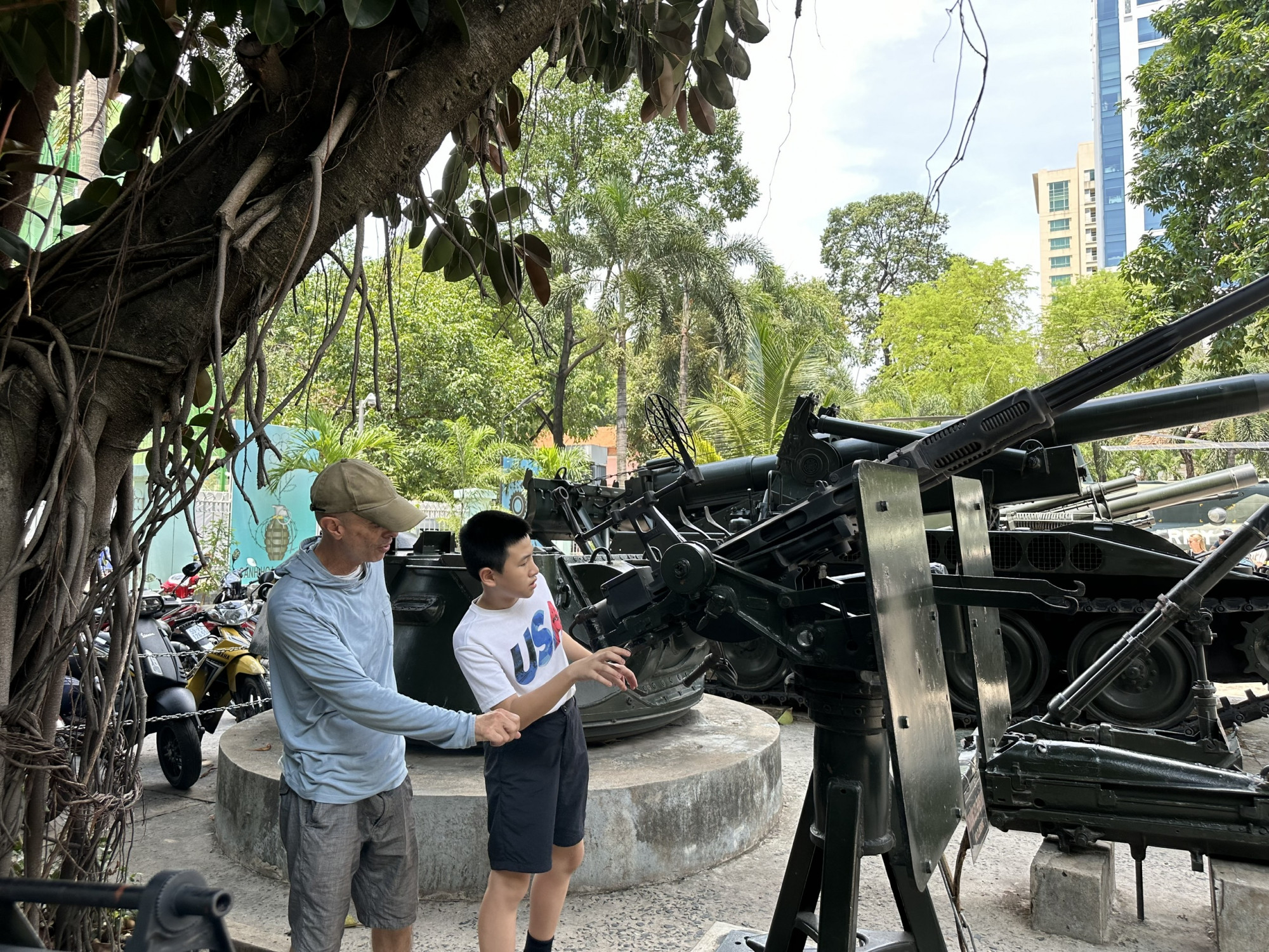 Cậu bé ngày nào từng nắm tay tôi đi tham quan, nay có thể kể cho bạn phương xa nghe về lịch sử và đất nước mình.