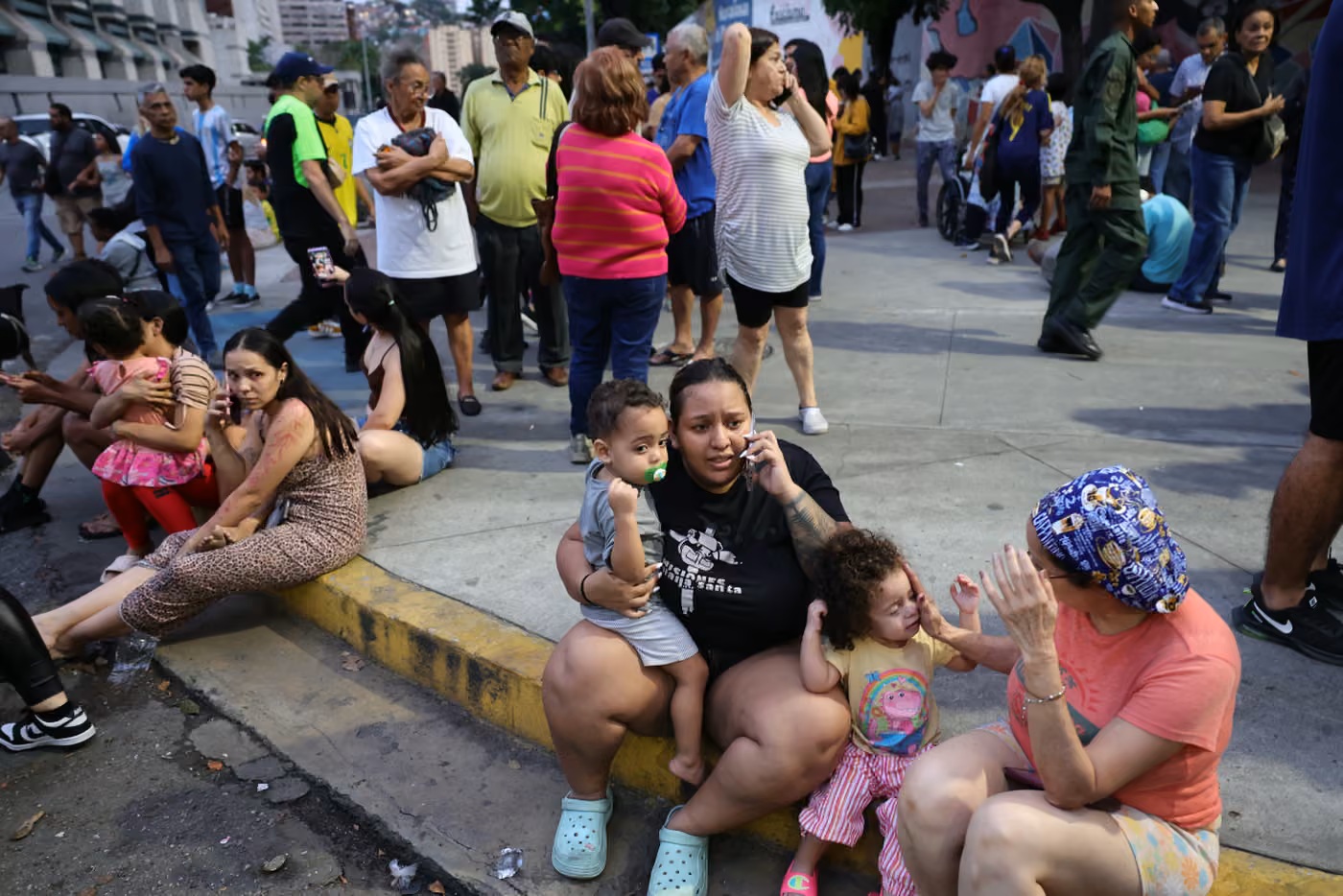 Người dân Caracas nói chuyện điện thoại sau trận động đất ở Venezuela - Ảnh: Jesús Vargas/Getty Images