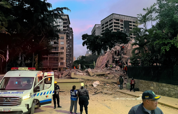 Lực lượng cứu hộ tìm kiếm nạn nhân trong một tòa nhà bị sập ở Caracas sau trận động đất vào ngày 24 tháng 6 năm 2026. Hình ảnh Manaure Quintero / AFP / Getty