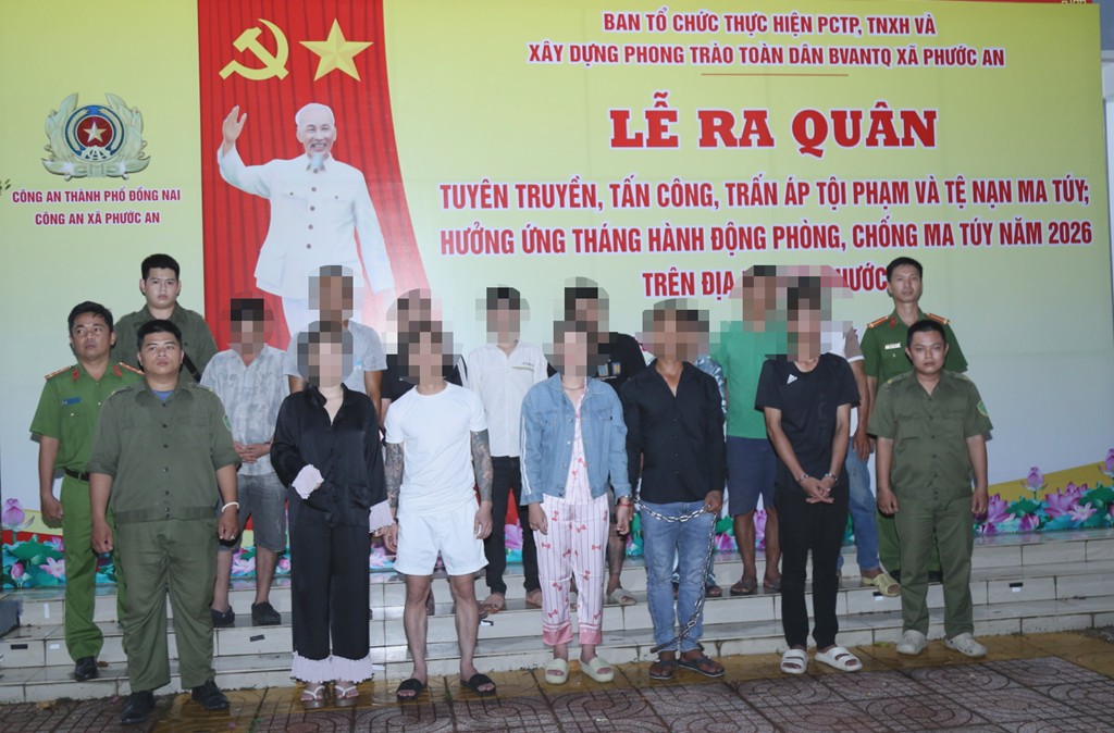 Các đối tượng tại cơ quan công an.