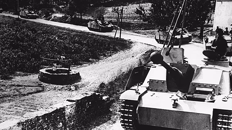 pháo tự hành StuG III Xe tăng Sturmgeschütz III của Đức trên đường đến vị trí mới trên bờ biển Địa Trung Hải của Pháp, ngày 2 tháng 10 năm 1943