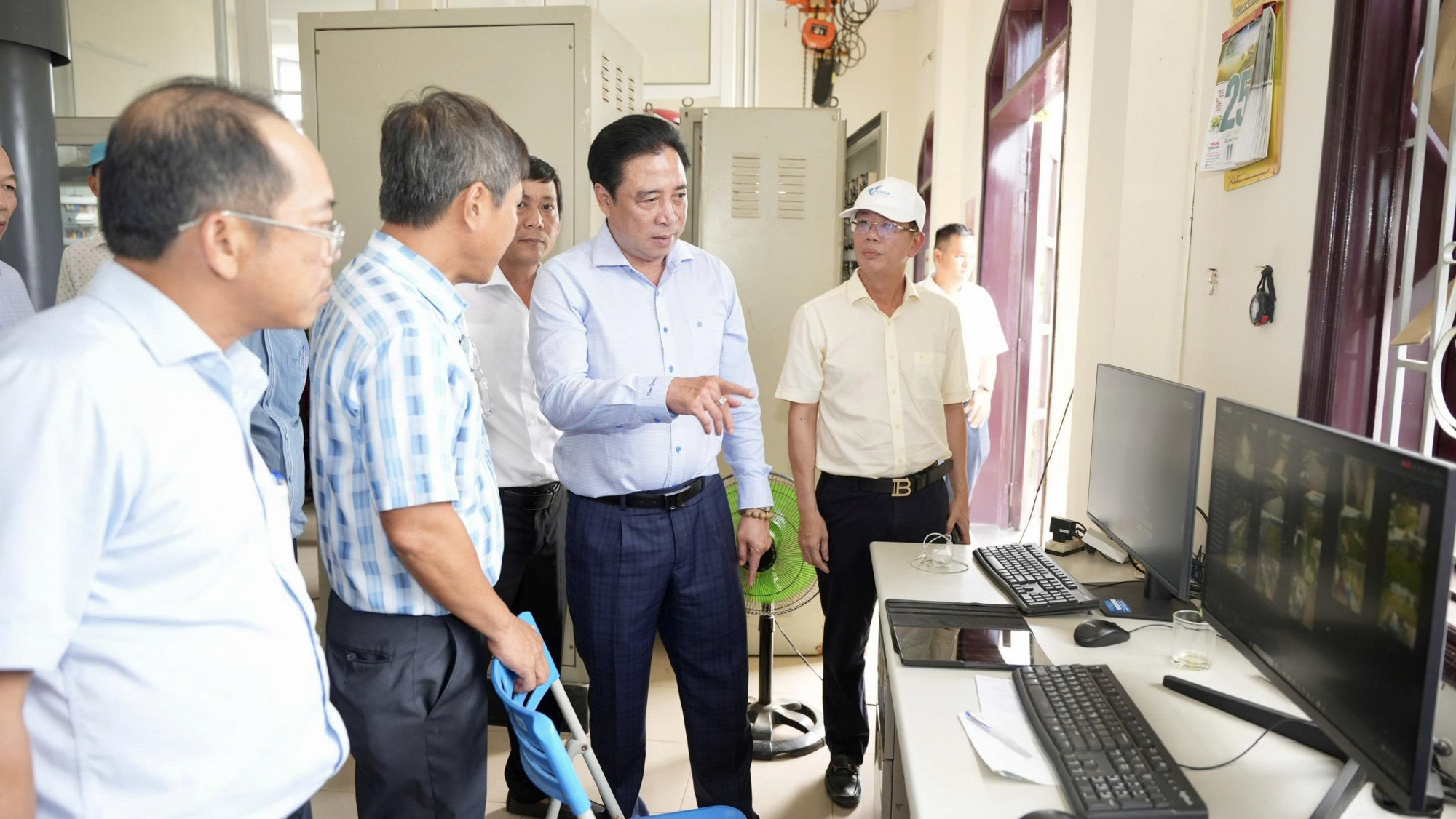 Chủ tịch UBND thành phố Nguyễn Khắc Toàn kiểm tra công tác vận hành hệ thống cấp nước tại nhà máy nước Lộc An